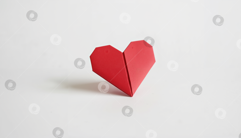 Скачать Оригами в виде красного сердца на белом фоне фотосток Ozero