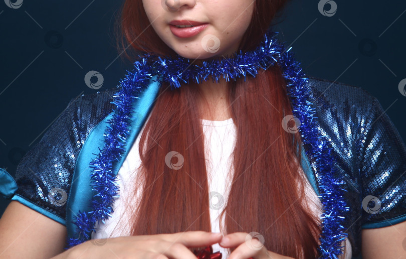 Скачать Красивая девушка в кофте с блестками фотосток Ozero