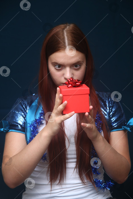 Скачать Красивая девушка в кофте с блестками и пайетками фотосток Ozero