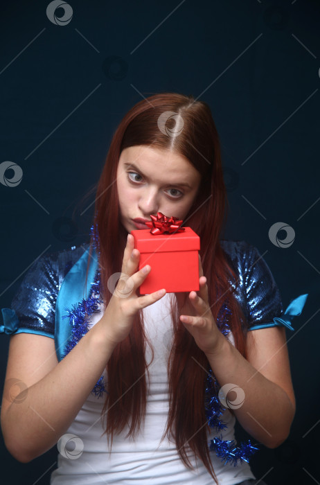 Скачать Красивая девушка в кофте с блестками фотосток Ozero