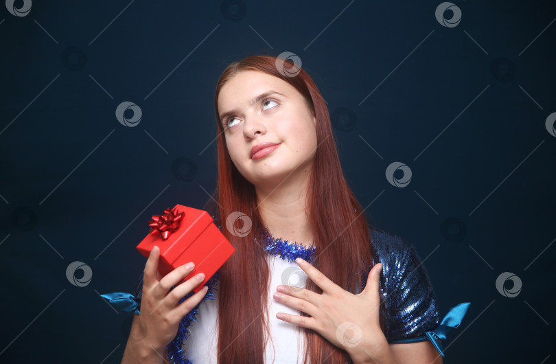 Скачать Красивая девушка в кофте с блестками фотосток Ozero