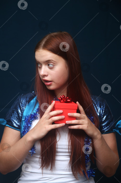 Скачать Красивая девушка в кофте с блестками и с мишурой фотосток Ozero