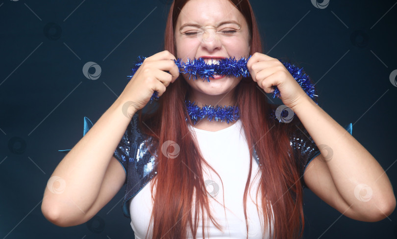 Скачать Красивая девушка в кофте с блестками фотосток Ozero