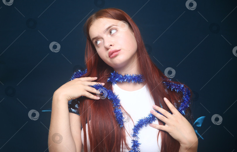 Скачать Красивая девушка в кофте с блестками фотосток Ozero