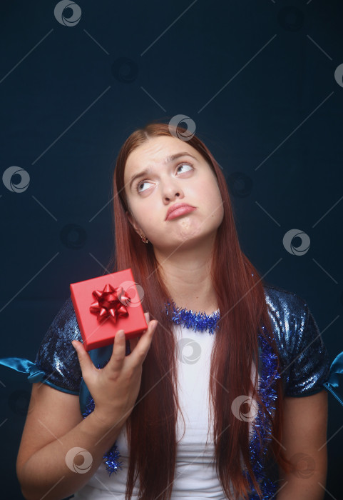 Скачать Красивая девушка в кофте с блестками и с мишурой фотосток Ozero