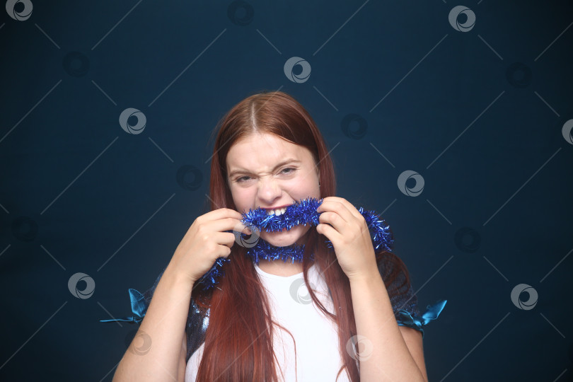 Скачать Красивая девушка в кофте с блестками фотосток Ozero