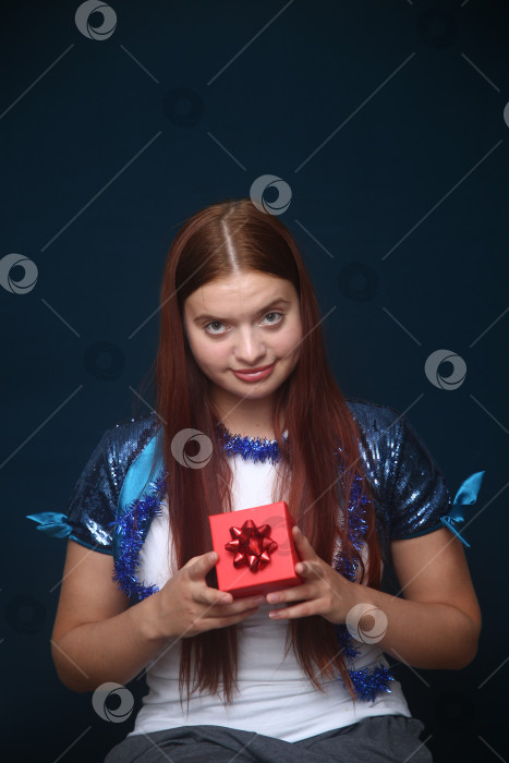 Скачать Красивая девушка в кофте с блестками фотосток Ozero