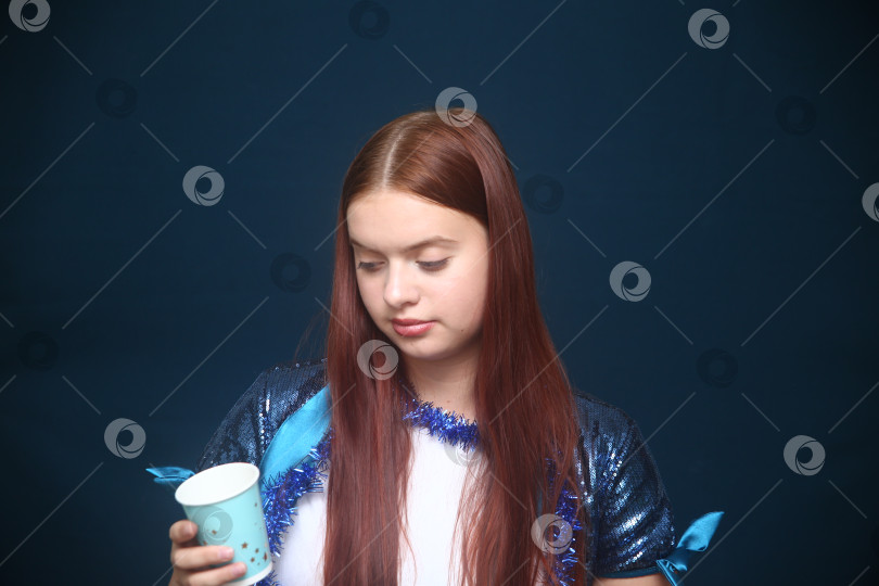 Скачать Красивая девушка в кофте с блестками и с мишурой фотосток Ozero