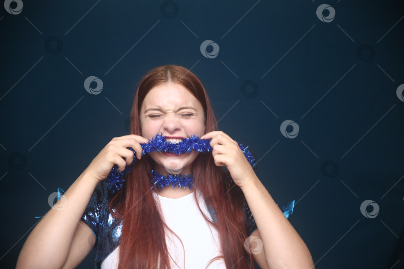 Скачать Красивая девушка в кофте с блестками фотосток Ozero