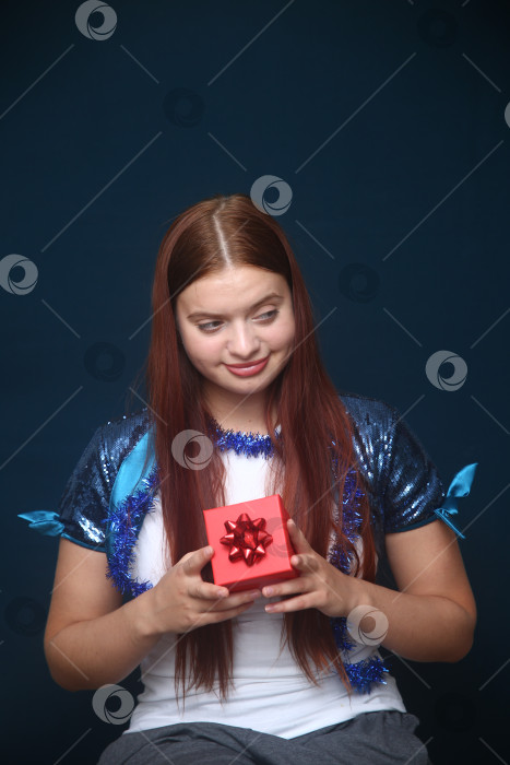 Скачать Красивая девушка в кофте с блестками и подарком фотосток Ozero