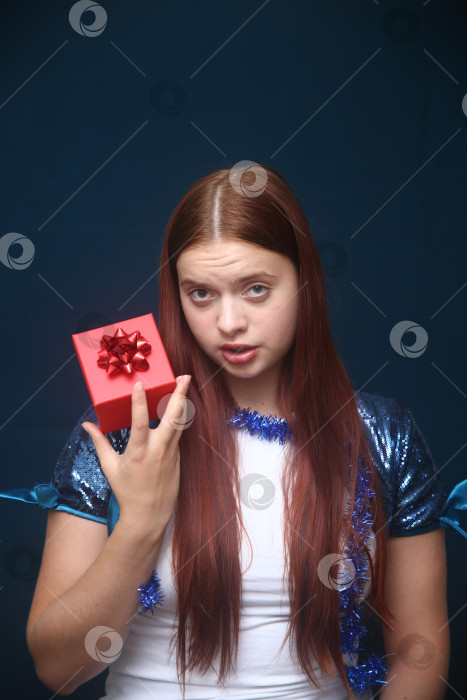 Скачать Красивая девушка в кофте с блестками фотосток Ozero