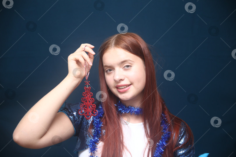 Скачать Красивая девушка в кофте с блестками фотосток Ozero