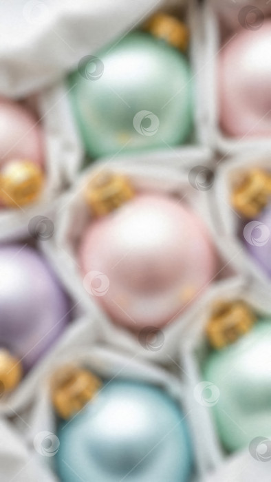 Скачать Набор рождественских украшений пастельных тонов в картонной коробке. Вертикальные размытые обои для праздничного оформления новогоднего торжества. Декоративный фон с мягким фокусом и пространством для копирования. фотосток Ozero