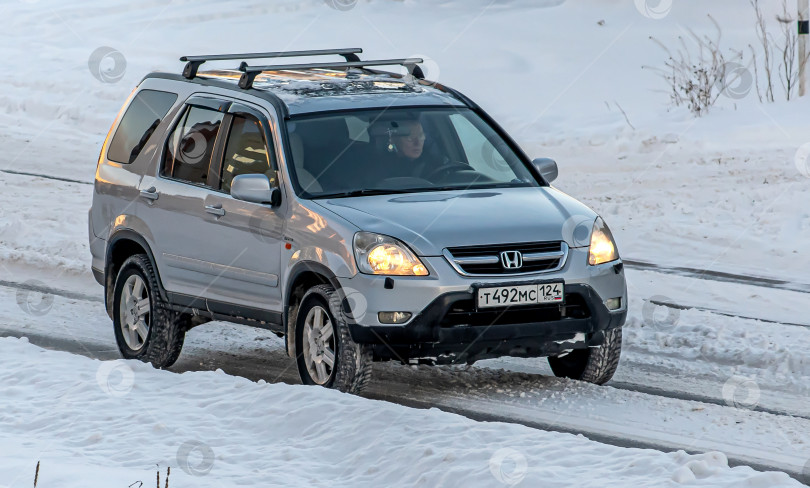 Скачать Россия г.Красноярск 15 декабря 2025г. автомобиль Honda CR-V 2004 года выпуска. фотосток Ozero