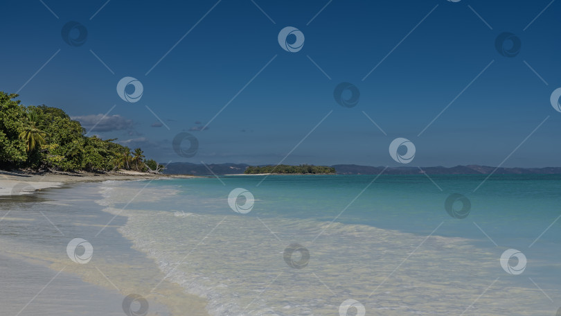 Скачать Прекрасный тропический пляж на острове. Аквамариновый океан, песчаный пляж, фотосток Ozero