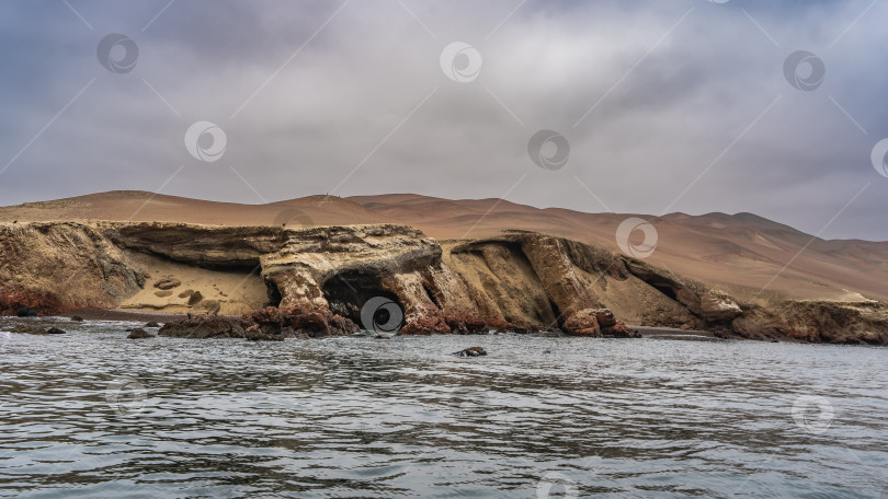 Скачать Необитаемый остров в Тихом океане. Скалистые берега, песчаные склоны холмов. фотосток Ozero