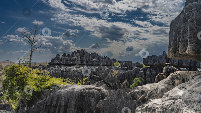 Скачать Красивый горный пейзаж. Карстовые скалы с крутыми склонами и острыми пиками фотосток Ozero
