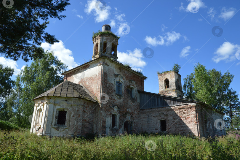 Скачать Разрушенная церковь фотосток Ozero