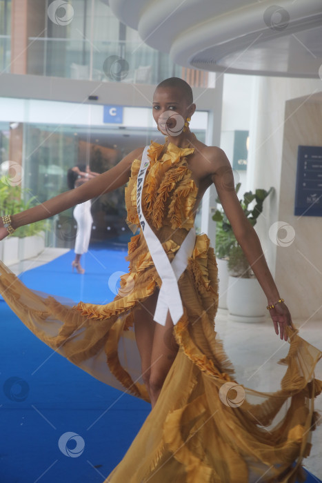 Скачать Пхукет, Таиланд, 9 ноября 2025 года: участницы конкурса "Мисс Вселенная-2025" позируют фотографам, блогерам и гостям на курорте Kora Beach Resort Phuket фотосток Ozero