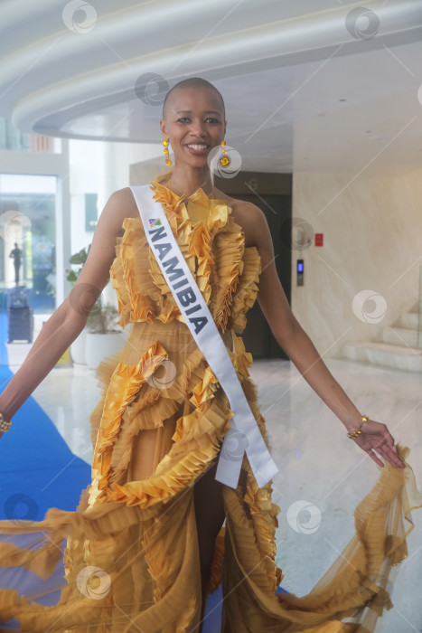 Скачать Пхукет, Таиланд, 9 ноября 2025 года: участницы конкурса "Мисс Вселенная-2025" позируют фотографам, блогерам и гостям на курорте Kora Beach Resort Phuket фотосток Ozero