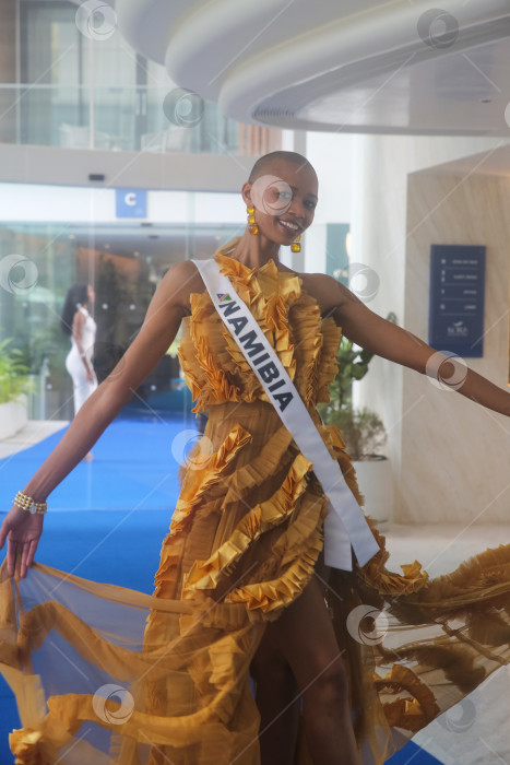 Скачать Пхукет, Таиланд, 9 ноября 2025 года: участницы конкурса "Мисс Вселенная-2025" позируют фотографам, блогерам и гостям на курорте Kora Beach Resort Phuket фотосток Ozero