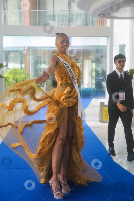 Скачать Пхукет, Таиланд, 9 ноября 2025 года: участницы конкурса "Мисс Вселенная-2025" позируют фотографам, блогерам и гостям на курорте Kora Beach Resort Phuket фотосток Ozero