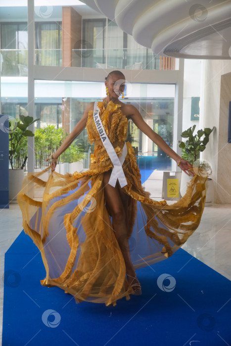 Скачать Пхукет, Таиланд, 9 ноября 2025 года: участницы конкурса "Мисс Вселенная-2025" позируют фотографам, блогерам и гостям на курорте Kora Beach Resort Phuket фотосток Ozero