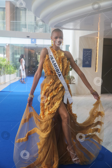 Скачать Пхукет, Таиланд, 9 ноября 2025 года: участницы конкурса "Мисс Вселенная-2025" позируют фотографам, блогерам и гостям на курорте Kora Beach Resort Phuket фотосток Ozero