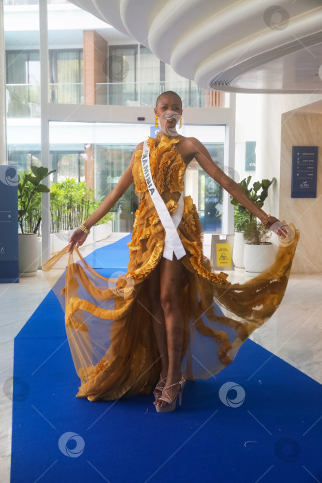 Скачать Пхукет, Таиланд, 9 ноября 2025 года: участницы конкурса "Мисс Вселенная-2025" позируют фотографам, блогерам и гостям на курорте Kora Beach Resort Phuket фотосток Ozero