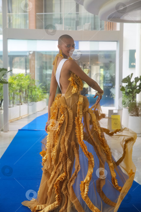 Скачать Пхукет, Таиланд, 9 ноября 2025 года: участницы конкурса "Мисс Вселенная-2025" позируют фотографам, блогерам и гостям на курорте Kora Beach Resort Phuket фотосток Ozero