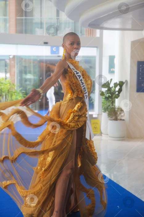 Скачать Пхукет, Таиланд, 9 ноября 2025 года: участницы конкурса "Мисс Вселенная-2025" позируют фотографам, блогерам и гостям на курорте Kora Beach Resort Phuket фотосток Ozero