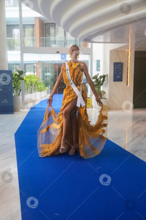 Скачать Пхукет, Таиланд, 9 ноября 2025 года: участницы конкурса "Мисс Вселенная-2025" позируют фотографам, блогерам и гостям на курорте Kora Beach Resort Phuket фотосток Ozero