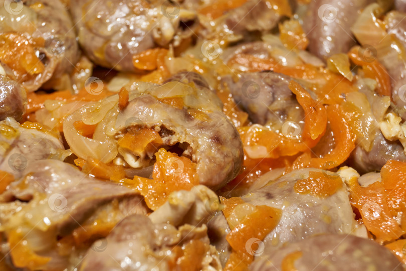 Скачать Куриные сердечки, обжаренные с овощами. Готовим куриные сердечки с овощами. фотосток Ozero