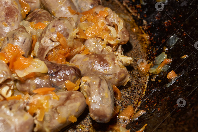 Скачать Куриные сердечки, обжаренные с овощами. Готовим куриные сердечки с овощами. фотосток Ozero