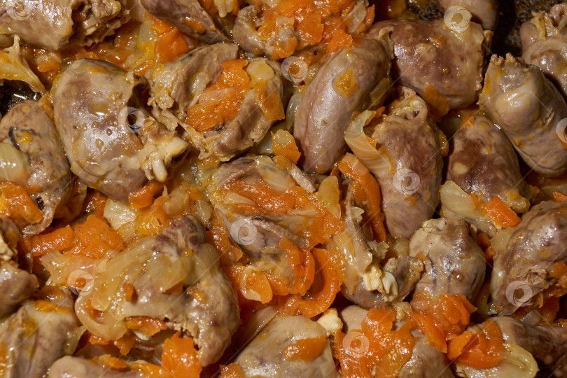 Скачать Куриные сердечки, обжаренные с овощами. Готовим куриные сердечки с овощами. фотосток Ozero