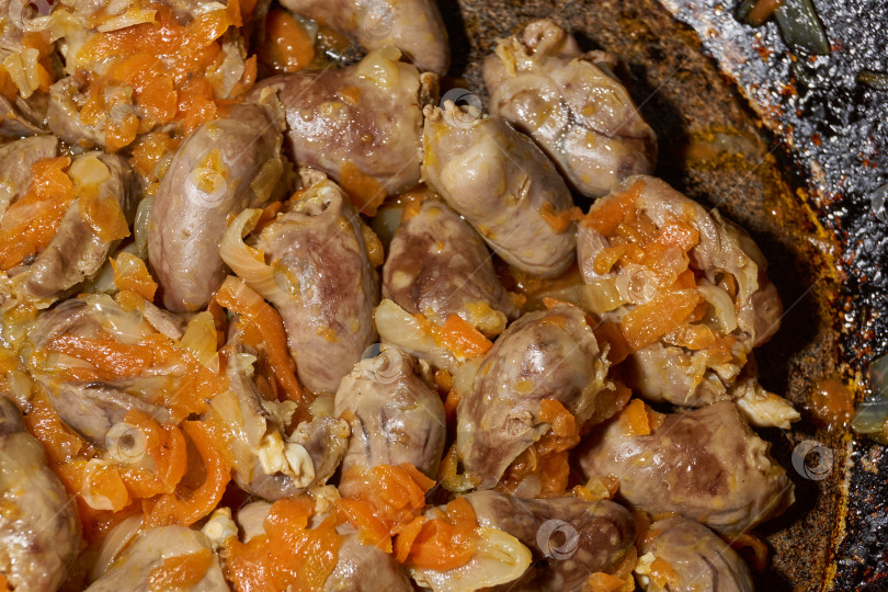 Скачать Куриные сердечки, обжаренные с овощами. Готовим куриные сердечки с овощами. фотосток Ozero