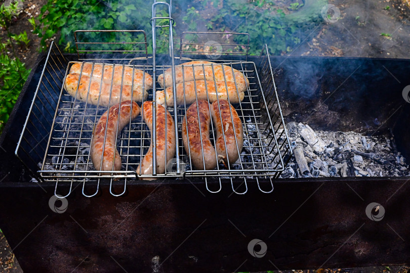 Скачать Шашлык обжаривается на гриле. Еда, приготовленная на огне. фотосток Ozero