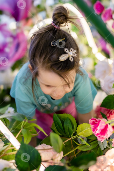 Скачать 30.08.2025, Беларусь, Минск: Игривая блондинка открывает для себя нежные цветы, купаясь в мягком естественном свете фотосток Ozero