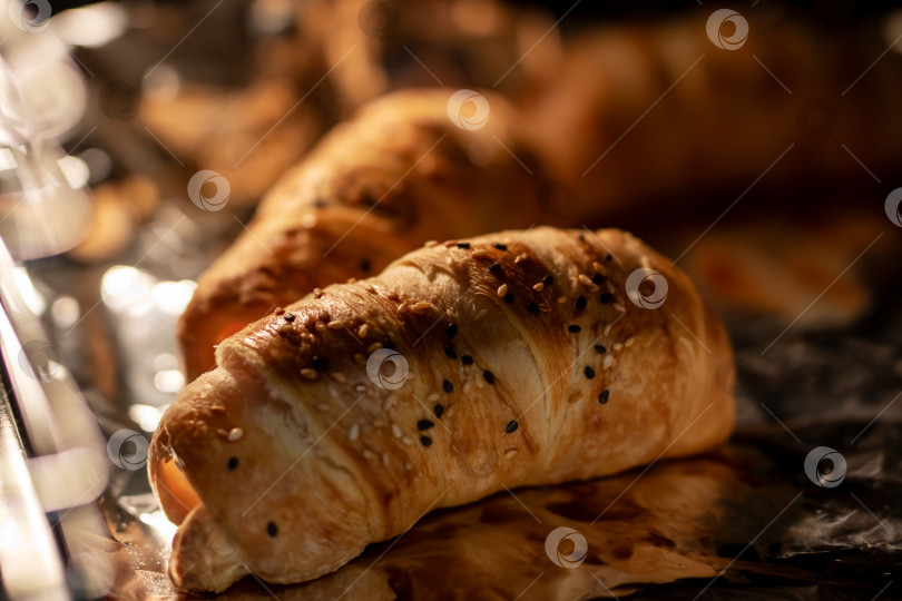 Скачать Маслянистый круассан ручной работы с золотистыми слоеными коржами и уютной атмосферой пекарни фотосток Ozero