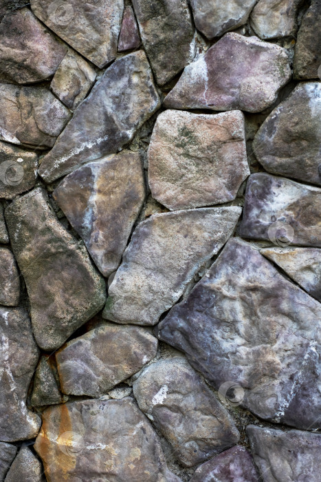 Скачать Неровный текстурированный каменный фон, древняя неровная каменная стена, покрытая мхом и лишайником фотосток Ozero