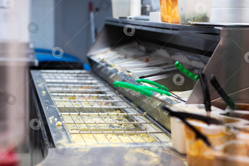 Скачать Оборудование для приготовления пищи, гигиеничная зона быстрого приготовления пищи с приправами и посудой фотосток Ozero