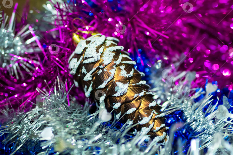 Скачать Зимнее праздничное оформление, сезонный декор для дома из матовой сосны с мерцающей мишурой фотосток Ozero