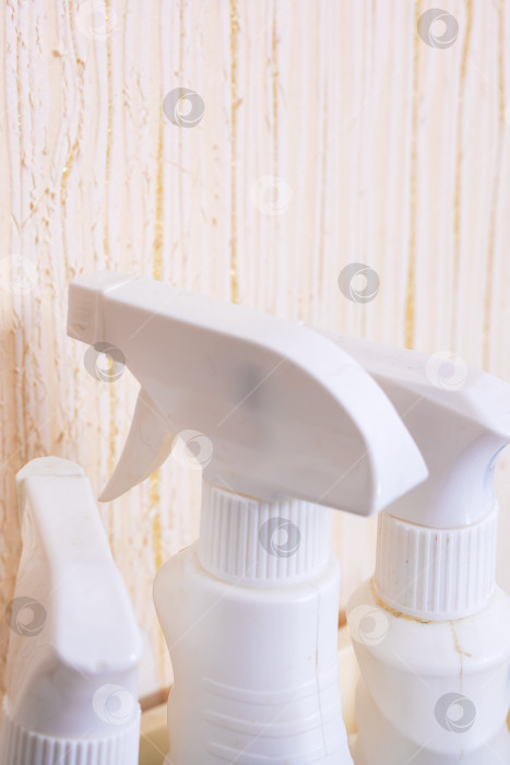 Скачать Контейнеры для распыления без этикеток аккуратно расставлены на текстурированной поверхности с мягким освещением фотосток Ozero