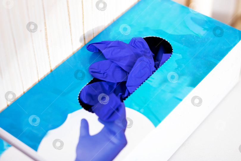Скачать Работа с медицинскими перчатками, крупный план медицинского работника, готовящего перчатки к процедуре фотосток Ozero