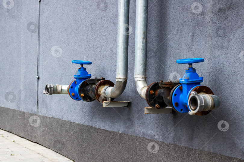 Скачать Внешний вид в индустриальном стиле с использованием старых водопроводных клапанов и выветрившихся элементов инфраструктуры фотосток Ozero