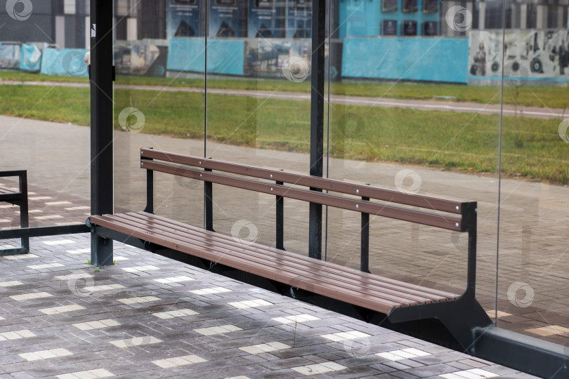 Скачать Современное укрытие со светоотражающим стеклом, автобусная остановка со стеклянными панелями и художественными фресками фотосток Ozero