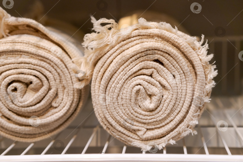 Скачать Два белых полотенца лежат стопкой друг на друге на полке фотосток Ozero