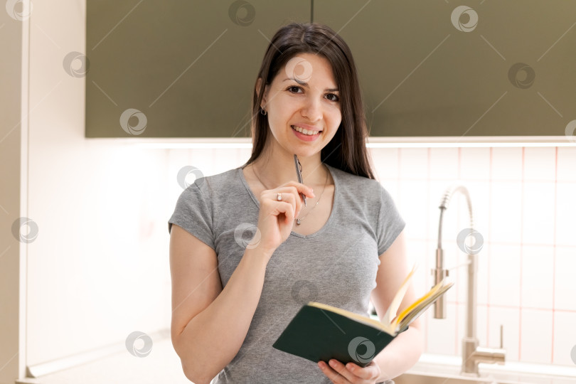 Скачать Женщина улыбается и держит в руке книгу фотосток Ozero