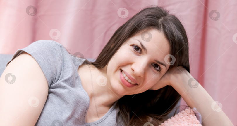 Скачать На кровати, задернутой розовой занавеской, лежит женщина фотосток Ozero