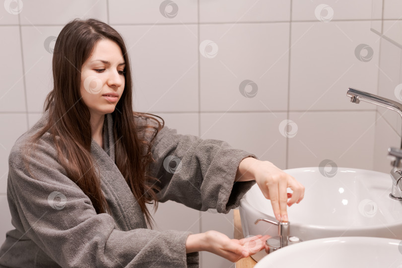 Скачать Женщина моет руки в раковине в ванной фотосток Ozero